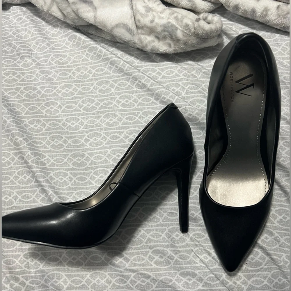 Black heels - Picture 2 of 2